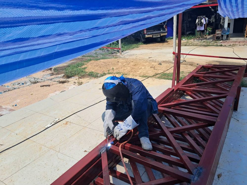 ช่างเชื่อมประกอบโครงหลังคาเหล็ก - ช่างกีบหมู